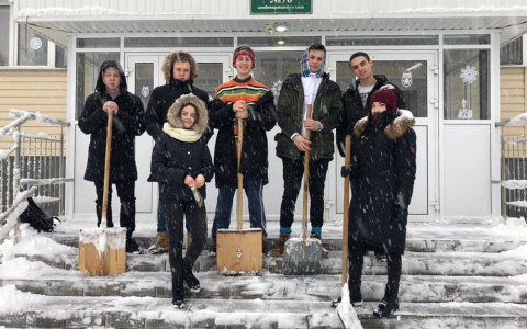 В Саранске студенты убрали снег возле детских садов и интерната для престарелых