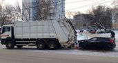 На улице Веселовского в Саранске легковушка «догнала» мусоровоз