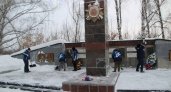 «Снежный десант» расчистил снег у памятника в Ялге