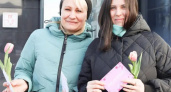 В Саранске волонтеры поздравили женщин с 8 марта