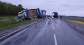 Два грузовика столкнулись на трассе в Мордовии, один из дальнобойщиков скончался