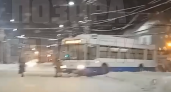 В Саранске утром троллейбус застрял на перекрестке из-за снега