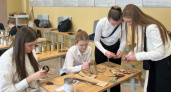 Ученики Николаевской школы Саранска изготавливают окопные свечи для СВО