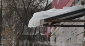 Жители Саранска жалуются на свисающие с крыш глыбы льда