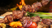 Опрос РСХБ: 40% россиян готовы за один раз съесть полкило шашлыка (и даже больше)