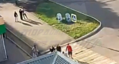 Жители Саранска засняли драку между подростками и мужчиной