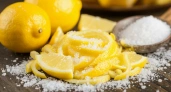Беру лимонные корки и кладу в соль — весь апрель не нарадуюсь этой хитрости: гениальный лайфхак для хозяек