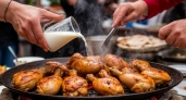 На отдыхе в Турции увидела как уличные повара необычно готовят курицу, они заливают ее молоком: сделала так же и удивила друзей