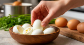 Ученые назвали способ, как лучше всего чистить вареные яйца