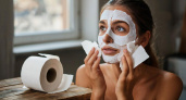 Зачем клеить туалетную бумагу на лицо: необычная и эффективная процедура для красоты кожи
