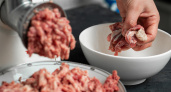 Почему нельзя вымешивать фарш руками? Ошибки, которые превращают сочные котлеты в подошвы