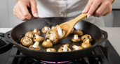Оказалось, всю жизнь жарила шампиньоны неправильно: 5 ошибок, из-за которых грибы становятся резиновыми и водянистыми