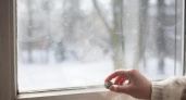 Окна в квартире в морозы больше не потеют: кладу на подоконник вот что - всю зиму не нарадуюсь своей хитрой смекалке