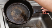 После жирного мяса и картошки сковородка как новая за 2 минуты: нужна только вода