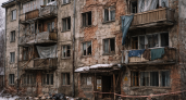 «Ждите до 2030-го»: жители Мордовии жалуются на аварийный дом с протекающей крышей и трещинами