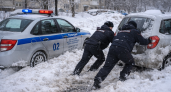 В Саранске полицейские помогли водителю выбраться из снежного плена