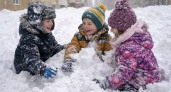 В Саранске школьники вместе с родителями слепили гигантского снеговика