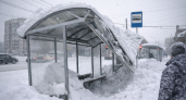 На одной из остановок в Саранске заметили опасное скопление снега на крыше