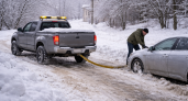 В Саранске водитель пикапа помогает застрявшим в снегу автомобилистам
