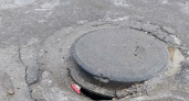 Вместо ремонта накрыли тазиком: жители пожаловались на открытый люк в Саранске
