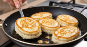 Беру лук, яйца и кефир — «заряженные» оладьи к завтраку готовы: вкуснее бутербродов, проще пирожков