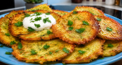 Готовлю в сезон чуть ли не каждый день: очень вкусные лепешки из кабачков - тоненькие, нежные, за вечер улетают как семечки