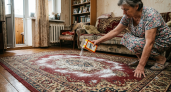 85-летняя бабушка ковёр никогда не выбивает, а он всегда чистый и без запаха: секрет в 2 копеечных ингредиентах