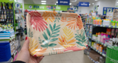 Купила в «Фикс Прайсе» пластиковые подносы и не нарадуюсь: но не для продуктов — незаменимая палочка-выручалочка на даче