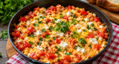 Вкуснее омлета и яичницы: болгарский  «миш-маш» за 15 минут - сочный, ароматный и с пикантной брынзой