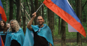 День флага: активисты пробежали по парку с флагами в руках