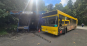 Автобус МАЗ снёс остановку на Ключарёвском шоссе в Саранске