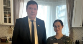 Подарил блендер и торт: вице-спикер Госсобрания Анатолий Гулин поздравил семью священника с 4 детьми