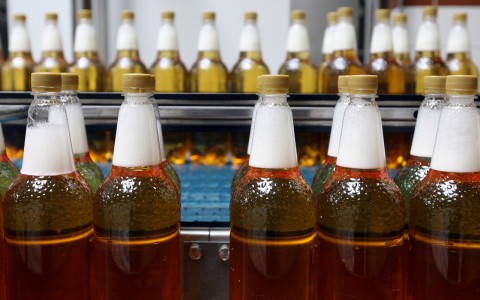 В России начнут наказывать за продажу алкоголя в пластиковых бутылках