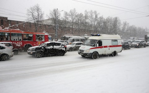 В канун Нового года в Мордовии три авто улетели в кювет, пострадали три человека