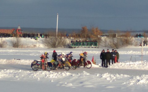 На Луховском пруду любители спидвея устроили гонки на льду (фото)