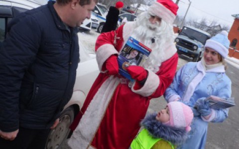 Дед Мороз продолжает раздавать подарки водителям Мордовии