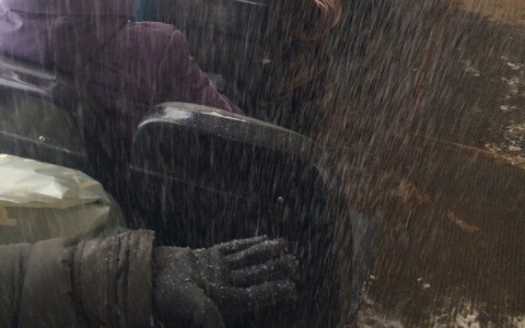 Пассажиры саранского троллейбуса попали под снегопад в салоне транспорта