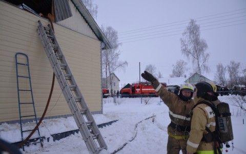 Следователи проводят проверку по факту гибели сестер на пожаре в Рузаевке
