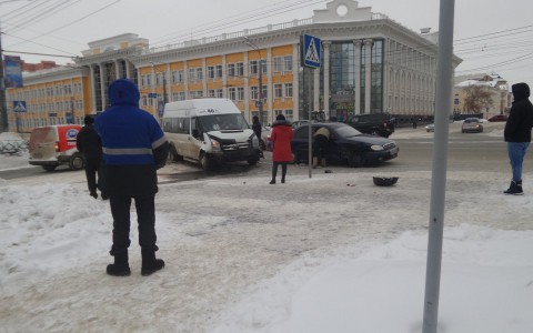 В центре Саранска столкнулись легковушка и маршрутка, есть пострадавшие