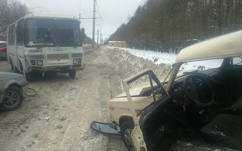В Саранске «ПАЗик» протаранил «шестерку»: пострадал водитель (фото)