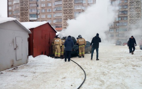 Пожарные потушили загоревшуюся на Химмаше легковушку
