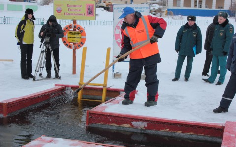 Жителям Саранска показали, как правильно окунаться в Крещение (фото, видео)