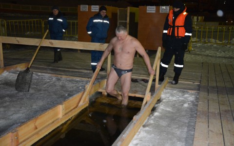 В крещенскую ночь в ледяную воду окунулись больше десяти тысяч человек