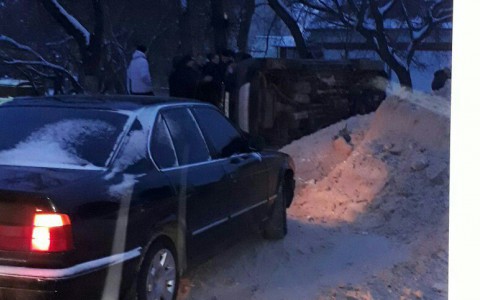 В Рузаевке после столкновения автомобиль улетел в кювет