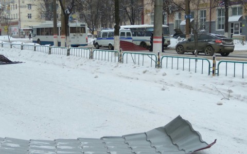 Сильный ветер снес крышу дома в Саранске (фото)