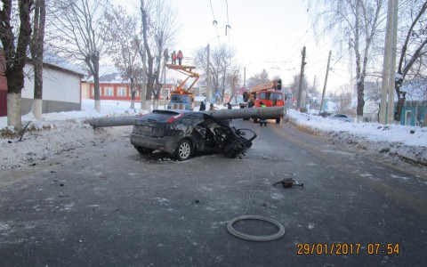 В Саранске столб расплющил иномарку