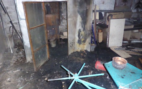 Саранские пожарные на носилках вынесли мужчину из горящего склада