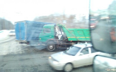 В Саранске КамАЗ снес ГАЗель