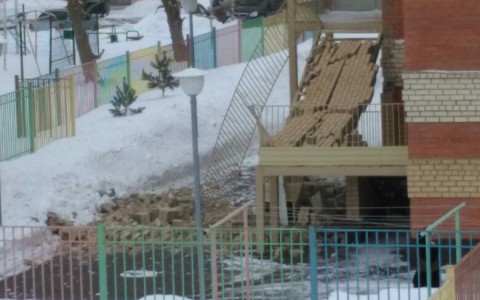 В Саранске у детского сада обрушился фасад