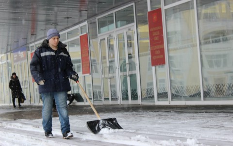 В Саранске начали воровать лопаты из подъездов